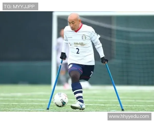 足球明星受伤拄拐瞬间大揭秘精彩照片集锦与背后故事分享